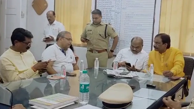 दादर पोलीस ठाण्यात शिवसेना नेत्यांनी ठिय्या मांडला.