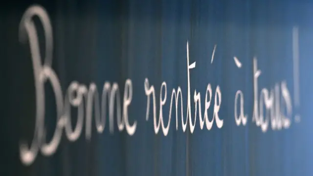 Французские слова Bonne rentrée á tous! ("Всем добро пожаловать!"), написанные мелом на доске