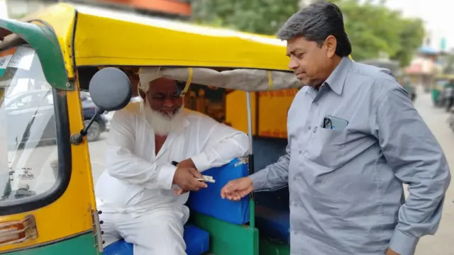 ગફારભાઈની સેવાભાવનાને લીધે લોકો તેમને સેવા માટે પૈસા પણ આપે છે