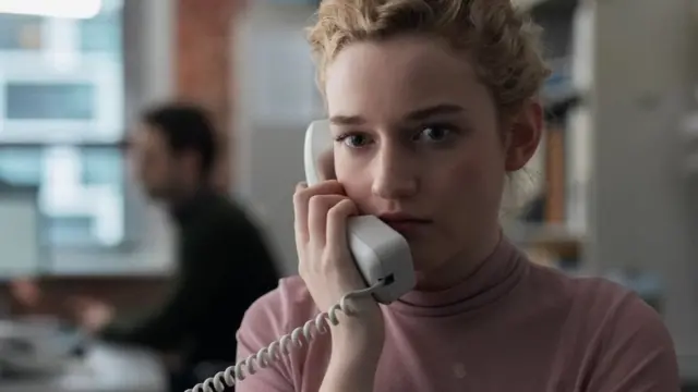 Julia Garner en The Assitant