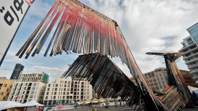 مجسم لطائر الفينيق شيّد خلال تظاهرات الخريف الماضي