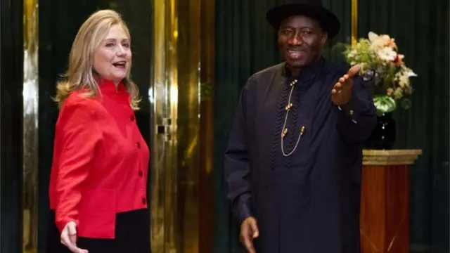 Hillary Clinton com o presidente da Nigéria, Goodluck Jonathan