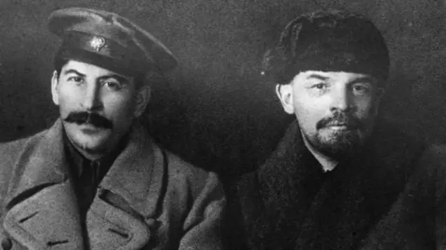 Большевиктердин лидери Владимир Ленин жана Сталин.