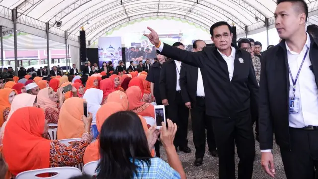 พล.อ. ประยุทธ์ จันทร์โอชา พบปะประชาชนระว่างลงพื้นที่ จ. ปัตตานี เมื่อ 4 เม.ย. 2561