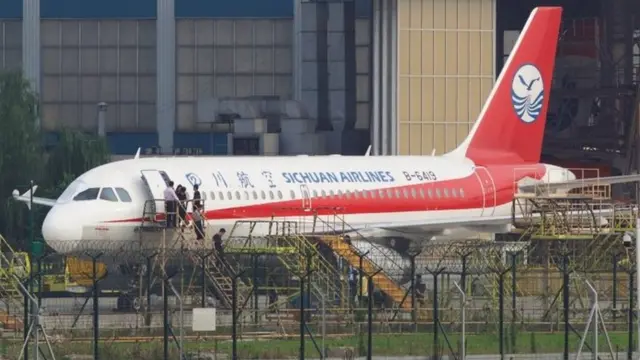 ترک برداشتن شیشه کابین خلبان اتفاق عجیبی نیست و ممکن است به دلیل برخورد پرندگان یا صاعقه اتفاق بیافتد اما کنده شدن کل شیشه اتفاق بسیار نادری است