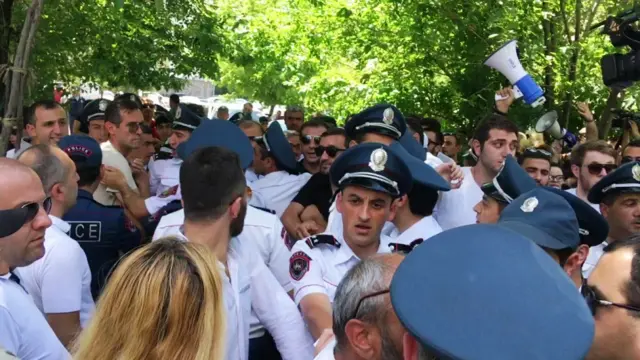 Hərdən Robert Koçaryanın bəzi tərəfdarları ilə əleyhdarlarını ayırmaq üçün polis işə qarışmağa məcbur olurdu