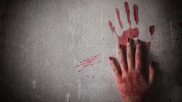 يد امرأة ملطخة بالدم