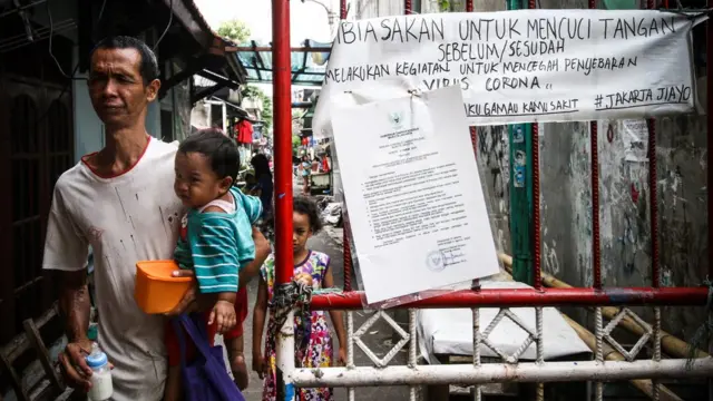 Warga yang tidak mengenakan masker beraktivitas di luar ruang di Jakarta, Kamis (23/07).