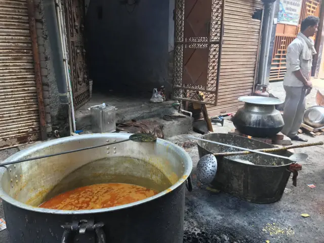 دلی میں کھانے کی تقسیم