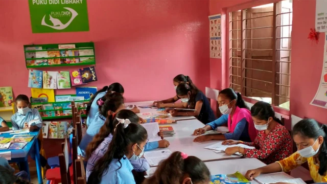 पुकु दिदी फाउन्डेसनद्वारा स्थापित पुस्तकालयमा बालिकाहरू।