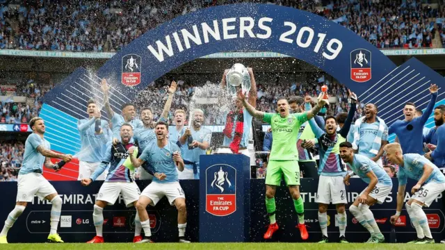 منچستر سیتی پارسال قهرمان لیگ برتر، جام اتحادیه و جام حذفی فوتبال انگلیس شد