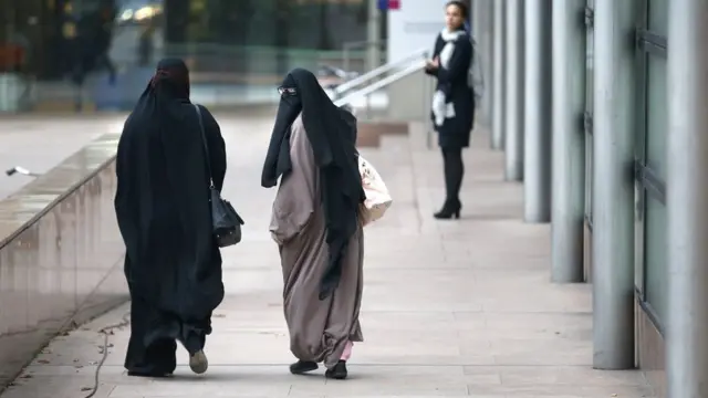 Çarşaflı iki kadın