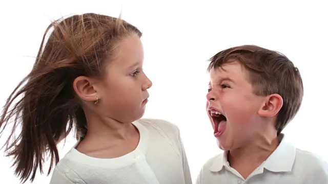 Niño gritándole a una niña.