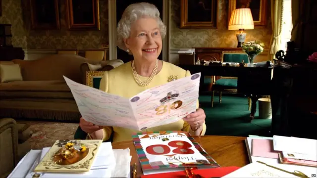 Кraliça Elizabeth II Buckingham sarayında