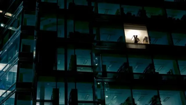 如果你為了完成任務而加班工作，可能就會給自己一天所能完成的工作量設定不切實際的預期（圖片來源：Getty Images）