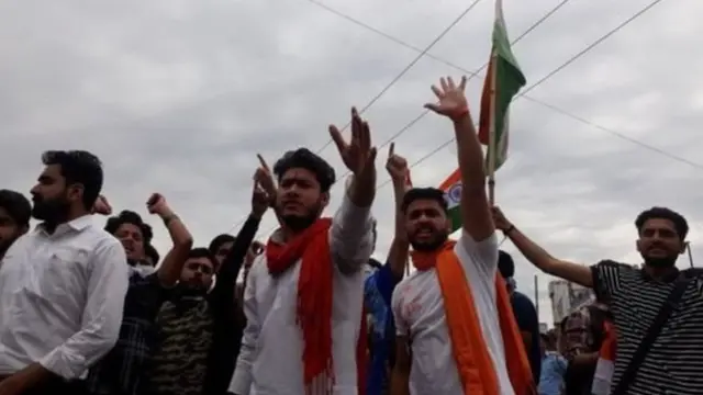 વિરોધ પ્રદર્શન કરી રહેલા લોકોની તસવીર