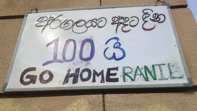 காலி முகத்திடலில் போராட்டக்குழுவினர்