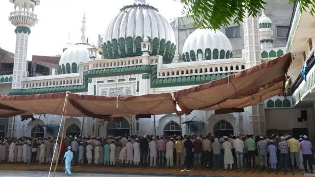 મસ્જિદમાં નમાજ પઢી રહેલા મુસ્લિમોની તસવીર