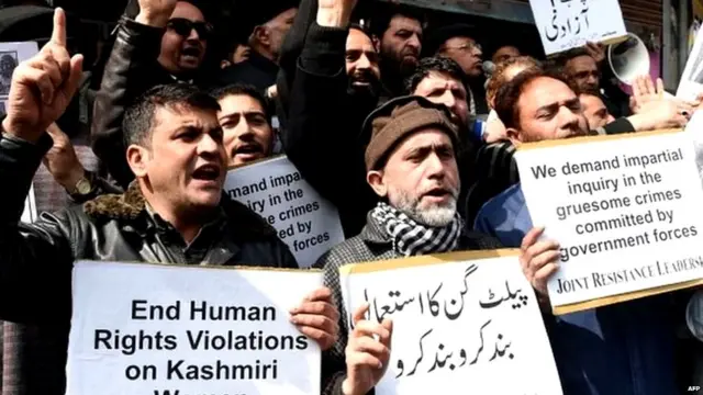 कश्मीर में प्रदर्शन करते प्रदर्शनकारी