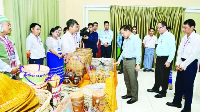 စစ်ခေါင်းဆောင်ရဲ့ ဘားအံခရီးစဉ်မှာ ဌာနဆိုင်ရာ ဝန်ထမ်းတချို့နဲ့ တွေ့ဆုံနေတဲ့မြင်ကွင်း