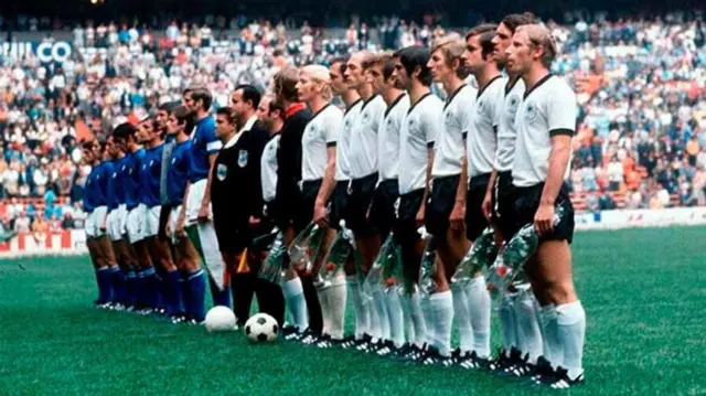 منتخبا ألمانيا وإيطاليا قبيل مباراتهما في نصف نهائي مونديال 1970 على ملعب أزتيكا