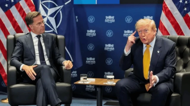 吕特（左）与特朗普（右）在安卡拉北约峰会会场旁会晤，特朗普在向媒体记者发言（8/7/2026）