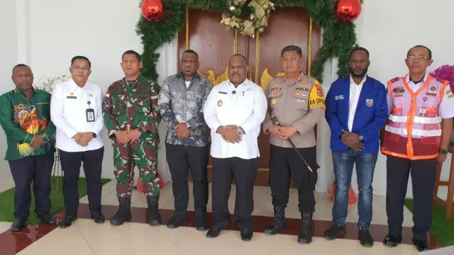 Jumpa pers digelar di kediaman Bupati yang dihadiri oleh Yahukimo Didimus Yahuli (tengah kemeja putih), Ketua DPRK Yahukimo, Dandim 1715 Yahukimo, Kapolres Yahukimo, Sekda, Kepala Bandara Nop Goliat Dekai, ketua KNPI, serta Asisten menyikapi kejadian di peristiwa tewasnya Pilot di Sobaham.