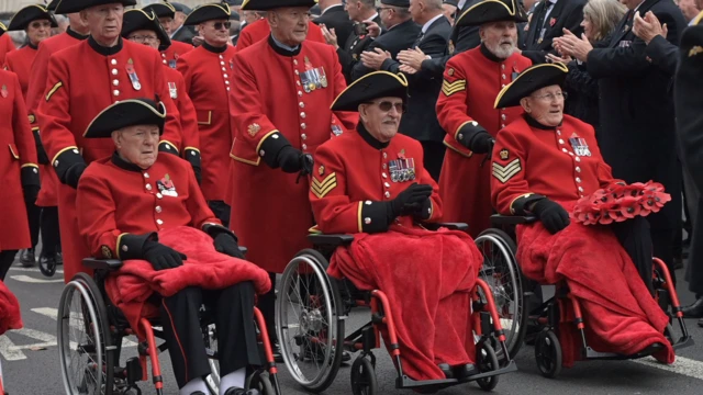 退伍軍人在倫敦市中心參加遊行,以紀念追思日(Remembrance Sunday)
