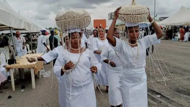 Awọn obinrin to wọ asọ ati gele funfun ru igba sori, wọn n yan lọ laarin ero