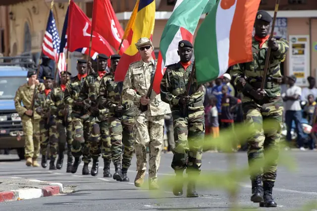 Des soldats défilent lors de la cérémonie de clôture de l'exercice militaire conjoint de trois semaines entre les troupes africaines, américaines et européennes, connu sous le nom de Flintlock, le 29 février 2016 à Saint Louis.