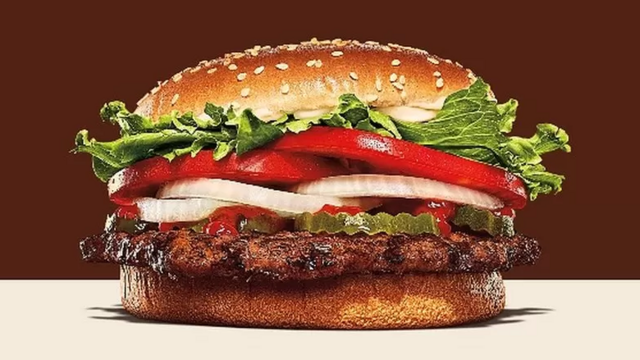Foto do Whopper, principal lanche do no menu online do Burger King
