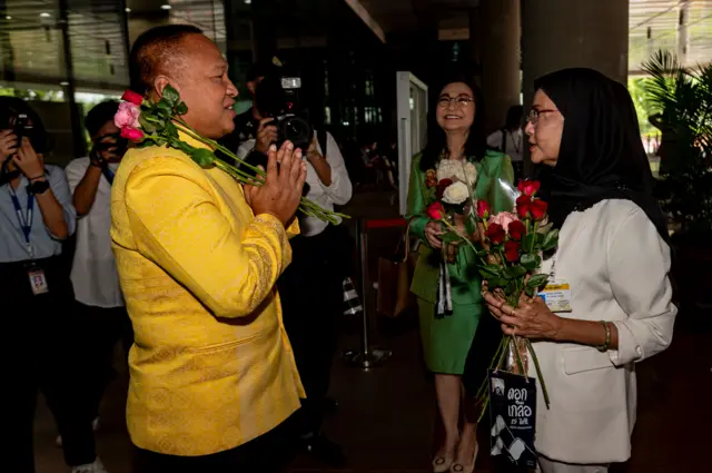 อังคณา นีละไพจิตร สว. พันธุ์ใหม่ พูดคุยกับ พล.อ.เกรียงไกร ศรีรักษ์ ก่อนเข้าร่วมประชุมวุฒิสภานัดแรก