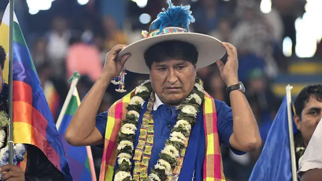 ရွေးကောက်ပွဲ ဝင်ခွင့် မရှိဘူးလို့ ဘိုလီဗီးယားဖွဲ့စည်းပုံခုံရုံးရဲ့ ဆုံးဖြတ်ချက် ခံထားရပေမဲ့ သမ္မတ ဟောင်း အီဗို မိုရာလက်စ်ဟာ ရာထူးသက်တမ်း ၄ ကြိမ်မြောက် ဝင်ရောက်ယှဥ်ပြိုင်ဖို့ ခြေလှမ်းနေပါ တယ်