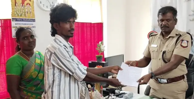 பெரம்பலூர் காவல் கண்காணிப்பாளரிடம் புகார் அளித்த சந்தோஷம் மற்றும் அவரது மகன் சரத்குமார் .