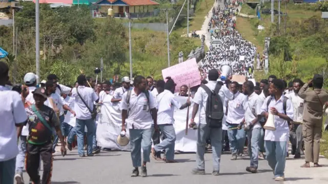 Ribuan pelajar dari belasan sekolah di Kabupaten Deiyai, Papua Tengah, menolak MBG, pada Rabu (26/02).