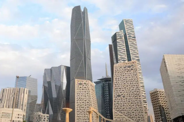 برج صندوق سرمایه‌گذاری عمومی عربستان (PIF) – در مرکز تصویر – در منطقه مالی ملک عبدالله (KAFD) در ریاض، عربستان سعودی، ۶ دسامبر ۲۰۲۲.