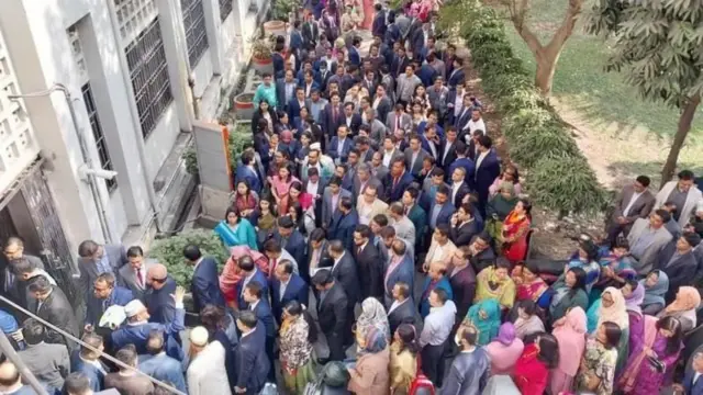 গত ডিসেম্বরে সচিবালয়ে এভাবে অবস্থান নিয়েছিলো প্রশাসন ক্যাডারের কর্মকর্তারা