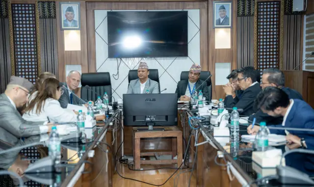 एमसीसीका कार्यवाहक उपाध्यक्ष जोन विङ्गलसहितको टोली ऊर्जा मन्त्रालयमा मन्त्री दीपक खड्का र अन्य अधिकारीहरूसँग छलफल गर्दै