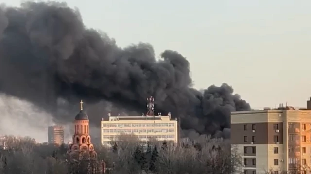 Клуби чорного диму над будівлями