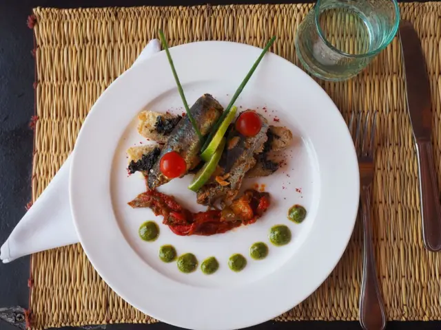 Plat traditionnel marocain aux sardines. Poivrons. Tomates. Médina. Marrakech. Maroc. Afrique du Nord