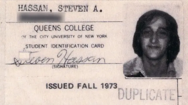 Kartu mahasiswa Steven Hassan saat ia masih kuliah, sebelum ia bergabung dengan Gereja Unifikasi.