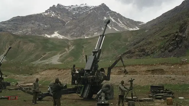 कारगिल युद्ध के दौरान पाकिस्तान की सेना पर वार करते भारतीय सैनिक 