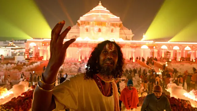 India, hari abavuga ko iki gisengero ari igikoresho ca politike.