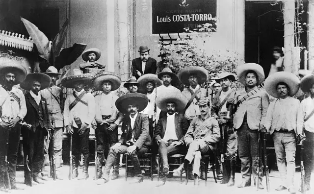 Retrato del revolucionario mexicano Emiliano Zapata (C) y sus hombres. Fotografía de 1914.