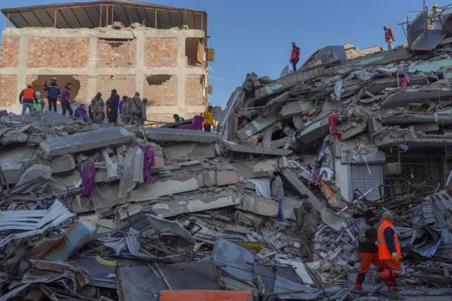 Түркиянын Хатай шаарында куткаруучулар аман калгандарды издеп жатышат. 2023-жылдын 10-февраль айы