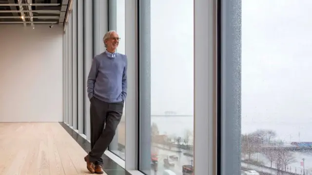 Renzo Piano recostado en un ventanal