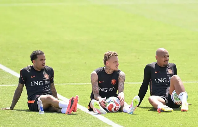 La selección de Holanda se relaja tras un entrenamiento.