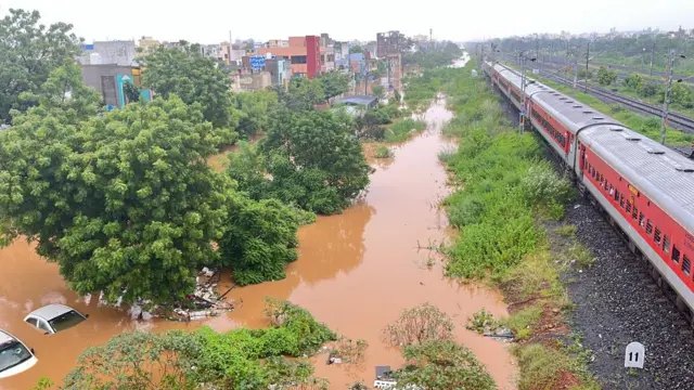 భారీ వర్షాలు, రైల్వే లైన్లు, ప్రయాణికులు