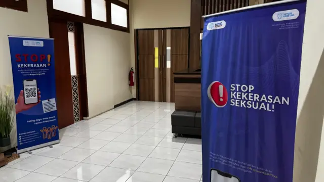 Dua buah banner terpisah terdapat di sebuah ruangan.