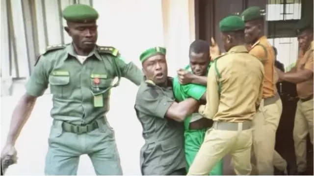 Aworan bi awọn wọda ṣe n gbe Akpan kuro ni ile ẹjọ